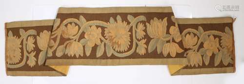 18th Century Aubusson runner, with a row of rose heads united by stems, 160cm diameter