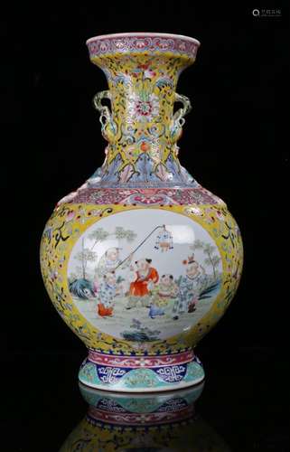 Fine Chinese porcelain vase, Qianlong six character mark, the yellow body with floral sprays,