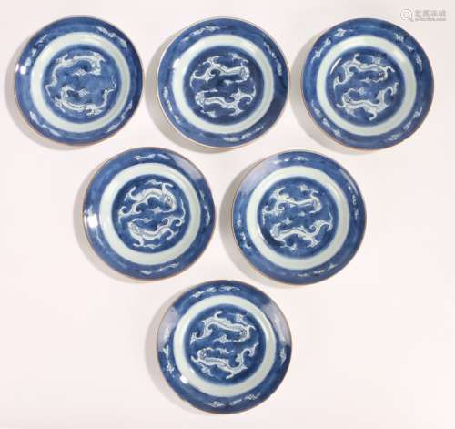 Set of six Chinese porcelain plates, Kangxi, with blue and white dual dragon decoration with cloud