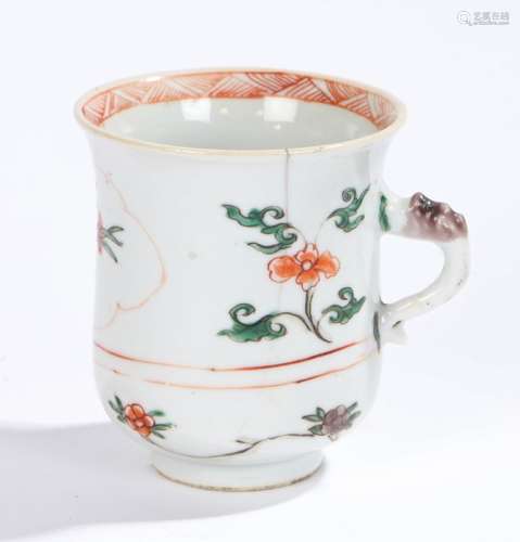 Chinese porcelain famille verte mug, Kangxi, with a flared lip above blue and red flowers and a