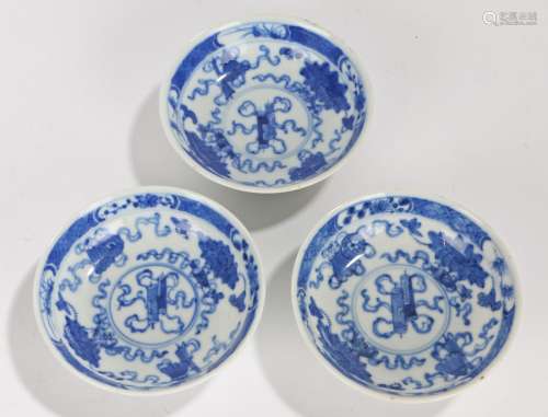 Set of three Chinese porcelain dishes, Qing Dynasty, of small size, each with scrolls to the