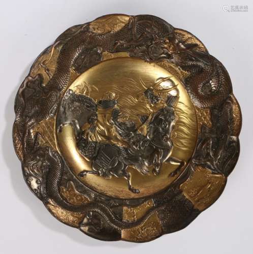 Japanese alloy dish, with two fighting samurai on horseback, heightened in gilt, 18.5cm diameter