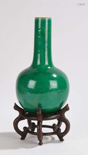Chinese porcelain monochrome vase, Qing Dynasty, in a vibrant green crackle glaze, with a long