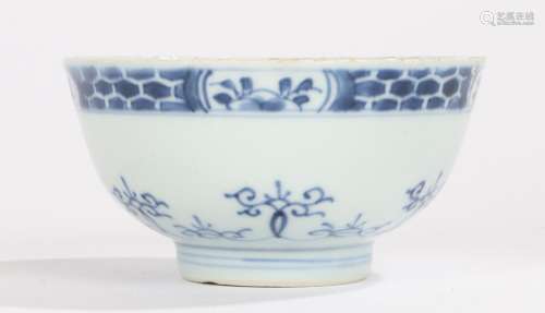 Chinese porcelain bowl, Qing dynasty, 19th Century, with flower and brick wall decorated rim above a