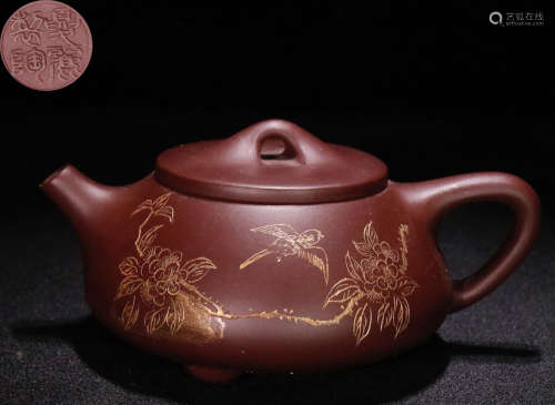 AN OUTLINE IN GOLD POETRY PATTERN ZISHA POT