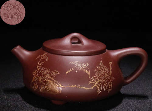 AN OUTLINE IN GOLD POETRY PATTERN ZISHA POT