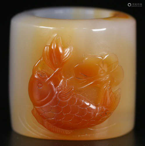 AN AGATE CARVED FISH PATTERN RING
