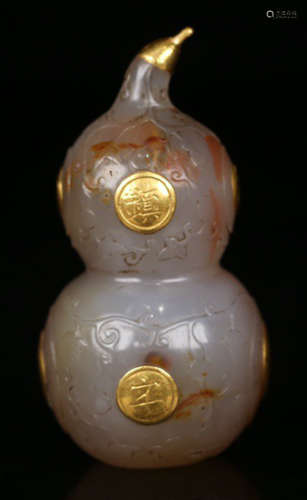 AN AGATE WITH GOLD GOURD SHAPE PENDANT