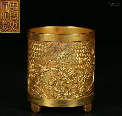 A GILT BRONZE CAST FLOWER PATTERN BRUSH POT