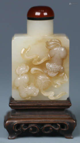 A HETIAN JADE LION PATTERN SNUFF BOTTLE