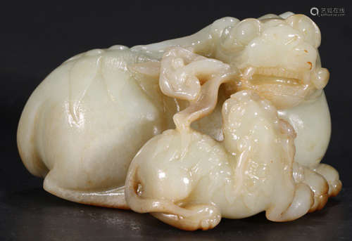 A HETIAN JADE CARVED BEAST SHAPE PENDANT