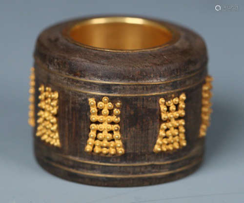 A CHENXIANG WOOD CARVED AUSPICIOUS PATTERN RING