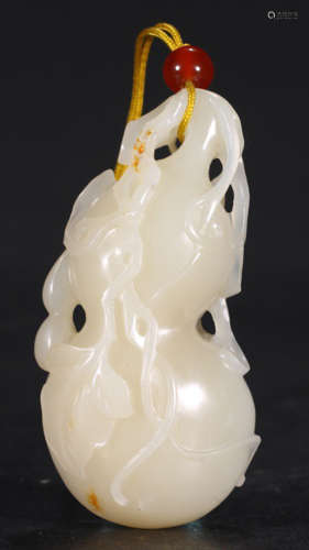 A HETIAN JADE CARVED GOURD SHAPE PENDANT