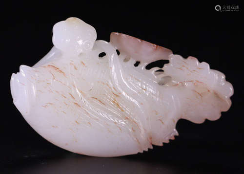 A HETIAN JADE CARVED FISH PATTERN PENDANT