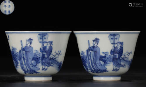 PAIR OF BLUE&WHITE GLAZE FIGURE STORY PATTERN CUPS