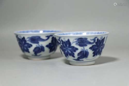 A pair of blue and white flower cups in the Qing Dynasty