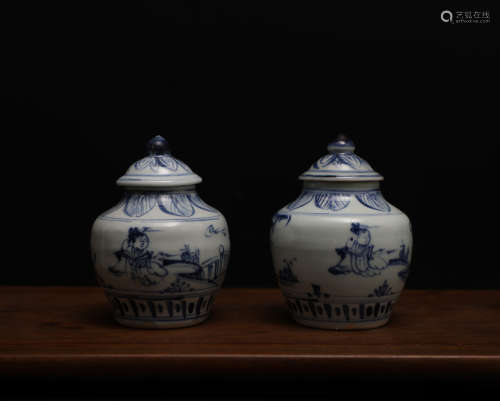 A pair of blue and white figures in Zhengde in the Ming Dynasty