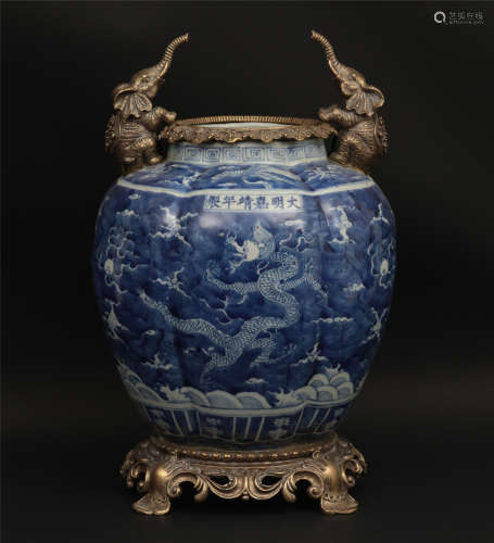 Blue and white dragon cans in Wanli in the Ming Dynasty