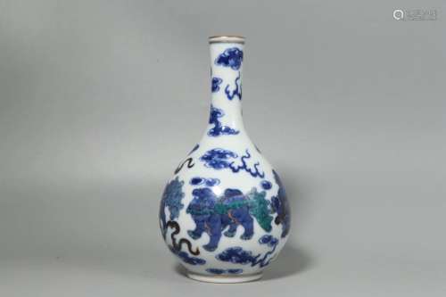 Colored lion cone bottle in Qing Dynasty