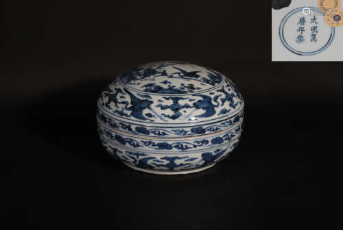 The blue and white figures in Wanli in the Ming Dynasty hold the box.
