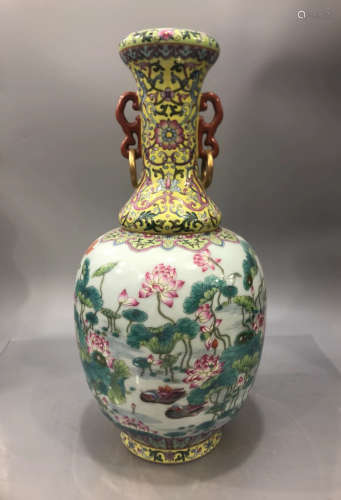 Bottle appreciation of pink flowers in Qianlong in the Qing Dynasty