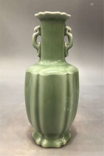 Bottle appreciation of holly glaze in Qianlong in Qing Dynasty