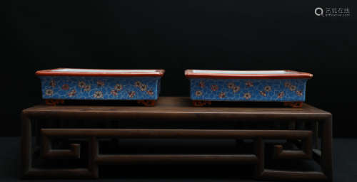 A pair of Daoguang powder color daffodil pots in the Qing Dynasty