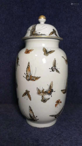 Qing Dynasty Jiaqing pink color butterfly pattern cover jar