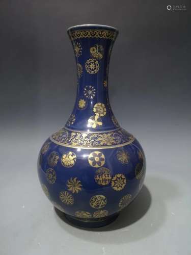 In the Qing Dynasty, Guang Xu offered sacrifices to the blue-painted golden ball flower vase.