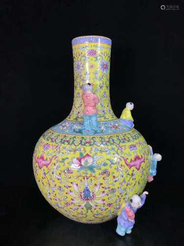 Wuzi Dengke celestial sphere bottle of pink flowers in Yongzheng in the Qing Dynasty.