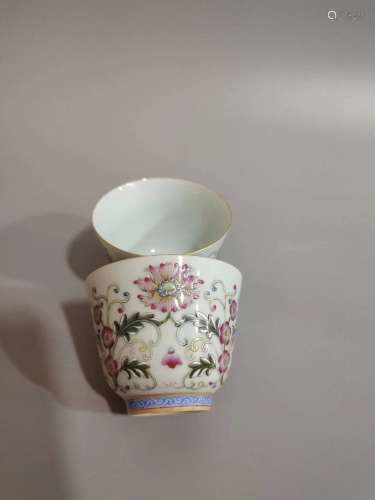 A pair of Yongzheng pink flower cups in the Qing Dynasty