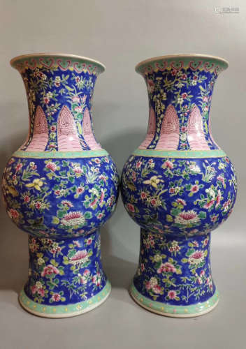 A pair of Quan Yin bottles of pink flowers in Qianlong in the Qing Dynasty