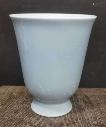 Qing Dynasty Qianlong celadon glaze pressing hand cup