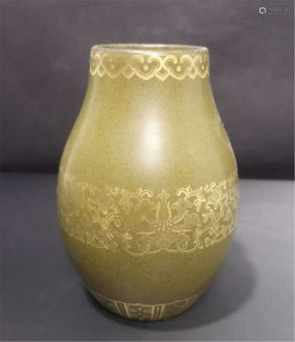 Gold olive bottle painted with Qianlong tea in Qing Dynasty