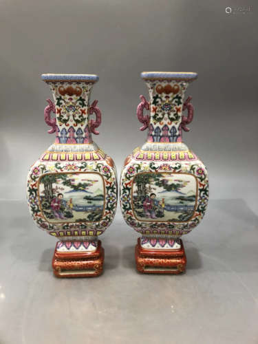 A pair of wall bottles of Qianlong pink landscape figures in the Qing Dynasty