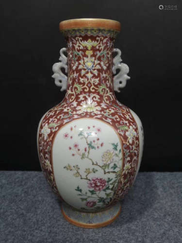Bottle appreciation of pink flowers in Qianlong in the Qing Dynasty