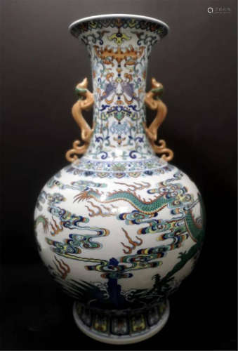 Double-ear bottle with colorful dragon pattern in Qianlong in Qing Dynasty