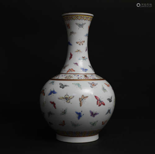 Guang Xu pink butterfly bottle in Qing Dynasty