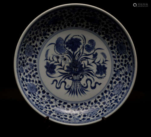 A handful of lotus in the blue and white of Yongzheng in the Qing Dynasty
