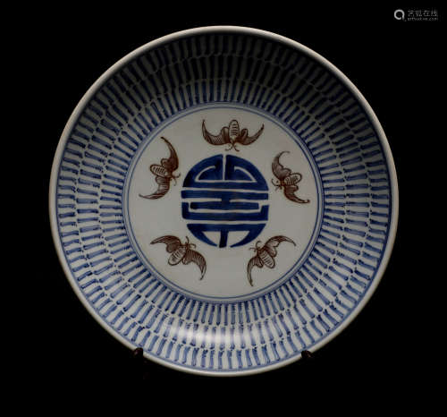The five red bats in the blue and white glaze of Yongzheng in Qing Dynasty held the longevity plate.