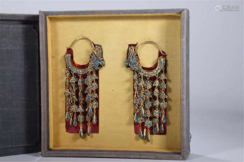A pair of earrings with silver and gold dots and emerald dragons in the Qing Dynasty