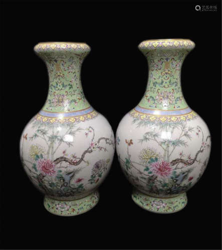 A pair of pink flower vases in Qianlong in the Qing Dynasty