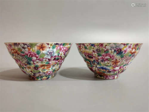 A pair of ground bowls with all kinds of flowers in Qianlong in the Qing Dynasty