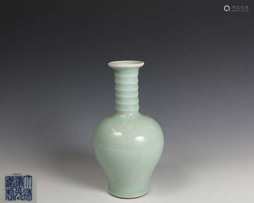 A DAQING DAOGUANG NIANZHI MARK CELADON VASE