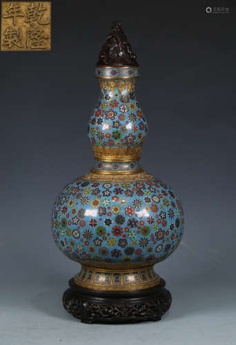 A CLOISONNE GOURD VASE WITH FLOWER PATTERN