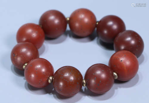 AN OLD AGATE STRING BRACELET WITH 10 BEADS