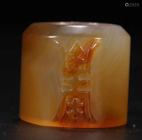 AN AGATE RING CARVED WITH AUSPICIOUS PATTERN