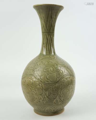 A YAOZHOU YAO CRAVED VASE