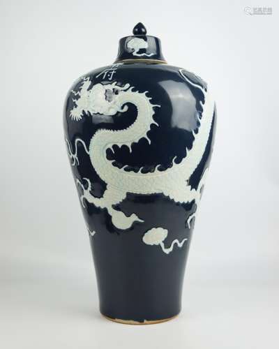 A MUFU MARK WHITE GLAZE DRAON VASE