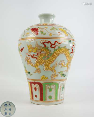 A DAMING XUANDE NIANZHI MARK MEI VASE